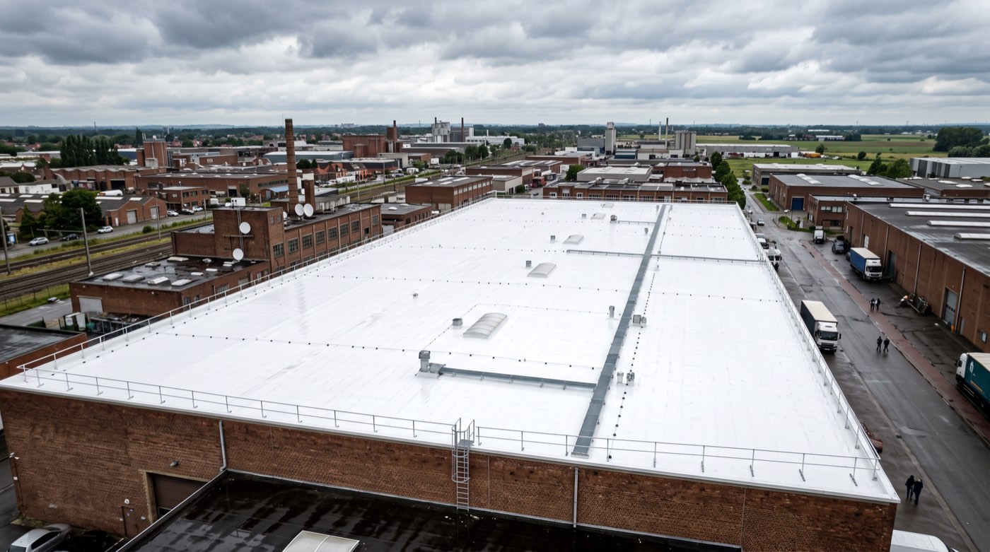 Grande toiture industrielle ou commerciale recouverte d’un revêtement blanc réfléchissant