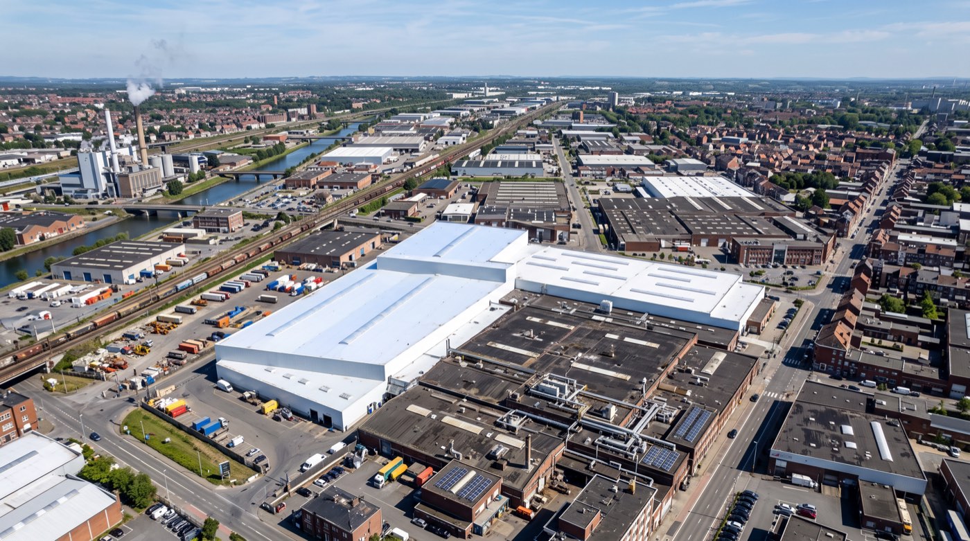 Grande toiture industrielle ou commerciale recouverte d’un revêtement blanc réfléchissant